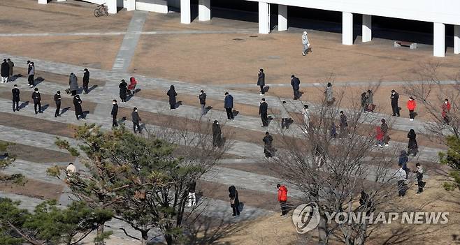 선별검사소에 긴 줄 [연합뉴스 자료사진]