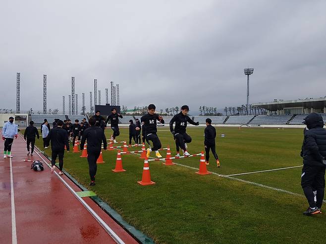 1일 제주 서귀포 강창학공원종합경기장에서 훈련하는 올림픽 축구대표팀. [서귀포=연합뉴스]