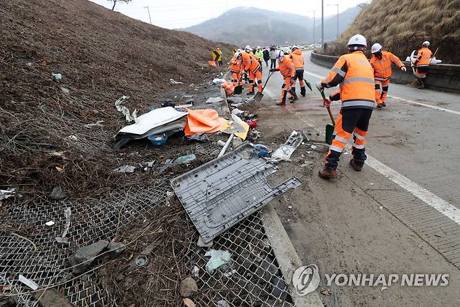 승합차 전복사고 현장 (세종=연합뉴스) 김준범 기자 = 1일 오전 세종시 금남면 당진∼영덕고속도로 남세종 나들목에서 승합차 1대가 넘어지는 사고가 발생해 한국도로공사 관계자가 현장을 수습하고 있다. 이 사고로 12명의 사상자가 발생했다. 2021.2.1 psykims@yna.co.kr