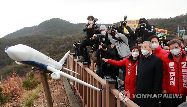 가덕도 민심 달래기 나선 국민의힘 (부산=연합뉴스) 손형주 기자 = 국민의힘 김종인 비상대책위원장이 1일 오전 부산 강서구 가덕도 대항전망대를 찾아 국민의힘 부산시장 예비후보들과 함께 가덕도 신공항 예정 부지를 둘러보고 있다. 김 위원장은 이날 부산을 찾아 '가덕도 신공항' 사업을 적극적으로 지지한다고 밝혔다. 2021.2.1 handbrother@yna.co.kr