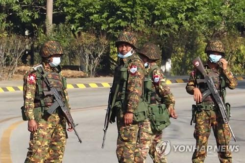 수도 네피도 거리에서 경계를 서고 있는 미얀마 군인들. 2021.2.1 [AFP=연합뉴스]