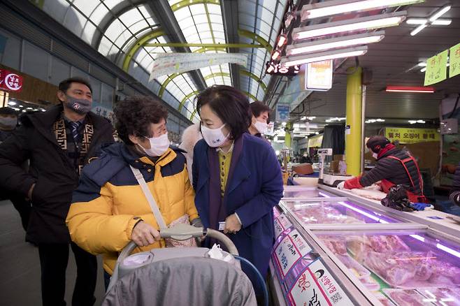 서울시장 보궐선거 더불어민주당 예비후보인 박영선 전 중소벤처기업부 장관이 2일 오전 서울 양천구 신월동 신영시장 상인회에서 소상공인 구독경제 정책발표를 마친 뒤 시장을 돌며 시민들에게 인사하고 있다.(사진=연합뉴스)