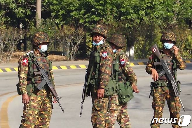 1일 미얀마 수도 네피도거리에서 경계 근무를 서고 있는 군인들 © AFP=뉴스1