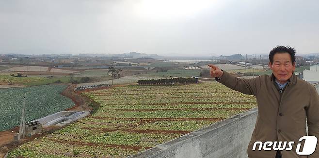 박문재 광주 전투비행장 무안이전반대 대책위원장이 31일 무안군 운남면 일대 광주 군공항 이전 후보지를 가리키며 "무안 군민 반대하는 군 공항 이전은 절대 안된다"고 주장하고 있다.2021.1.31 /뉴스1