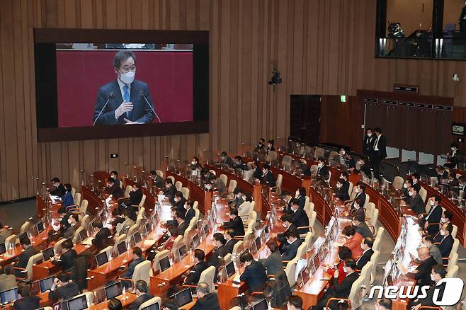 이낙연 더불어민주당 대표가 2일 오전 서울 여의도 국회 본회의장에서 열린 제384회 국회(임시회) 제2차 본회의에서 교섭단체 대표연설을 하고 있다. 2021.2.2/뉴스1 © News1 성동훈 기자