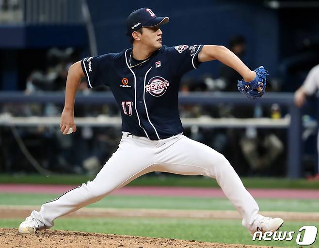 홍건희는 두산 베어스 이적 후 첫 연봉 협상에서 1억1000만원에 계약했다. © 뉴스1