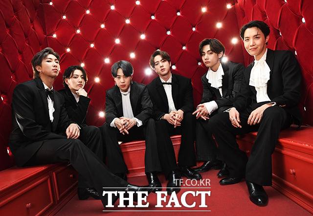 이번 방탄소년단 화보집의 주제는 일상에 지치고 힘든 한 해를 보낸 많은 사람들에게 각자의 소중했던, 행복했던 기억을 간직하자는 의미를 담은 'R', 즉 'Remember(리멤버)'다. /배정한 기자