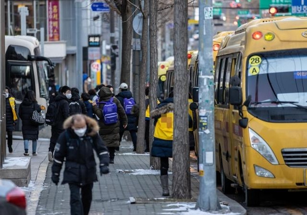 지난달 18일 서울 송파구의 한 학원가 인근에서 버스에서 내린 학생들이 학원으로 향하고 있다. /연합뉴스