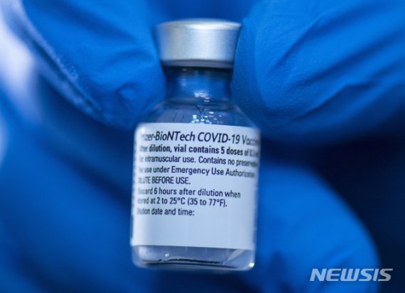 [프랑크푸르트=AP/뉴시스] 19일 독일 대도시의 백신 센터에서 의료진이 화이자-비오엔테크 코로나 19 백신 주사약병을 들고 있다. 독일은 유럽연합 일원으로 12월27일부터 화이자 접종을 시작했다. 2021. 1. 19. /사진=뉴시스