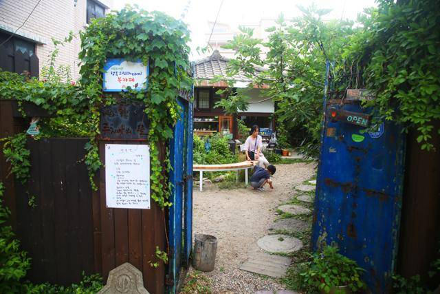 충남 공주 제민천변 찻집 '루치아의 뜰'. 최성용 작가 제공