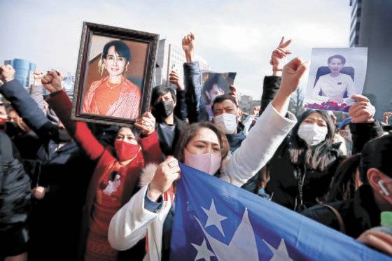 미얀마에서 1일 군부가 쿠데타를 일으켜 민주화 지도자이자 노벨평화상 수상자인 아웅산 수지 국가고문을 구금했다. 이날 일본 도쿄 국제연합대학에서 미얀마인들이 수지 고문을 지지하는 시위를 벌이고 있다. 미얀마 군은 지난해 11월 8일 총선에서 수지가 이끄는 집권 민주주의민족동맹(NLD)이 압승하자 부정선거 의혹을 제기해왔다. 군부는 1962년 쿠데타 뒤 53년간 통치하다 2015년 총선 패배로 권력을 넘겼다. [로이터=연합뉴스]