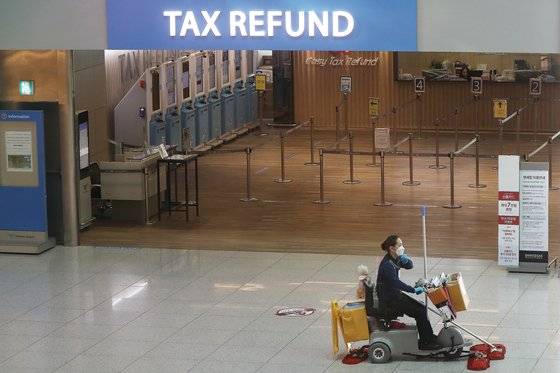 지난 1월 25일 인천국제공항 제1여객터미널 출국장 면세점 세금 환급 부스가 이용객 없이 텅 비어 있다. 뉴스1