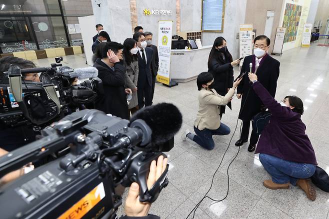 정의용 외교부 장관 후보자가 2일 오후 서울 종로구 외교부 청사 인근 사무실 로비에서 ‘북한 원전 추진 의혹’과 관련한 입장을 밝히고 있다. 연합뉴스