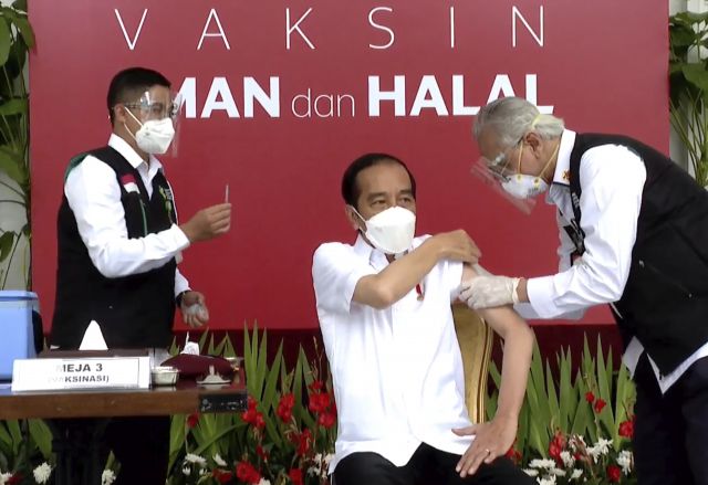 조코 위도도 인도네시아 대통령이 지난달 13일 수도 자카르타 대통령궁에서 중국 시노백사의 코로나19 백신을 접종하는 모습이 생중계되고 있다. AP연합뉴스