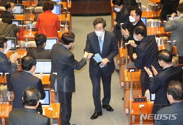 이낙연 더불어민주당 대표가 2일 오전 서울 여의도 국회에서 열린 본회의에서 교섭단체 대표연설을 마친 후 동료의원들의 박수를 받고 있다. / 사진제공=뉴시스