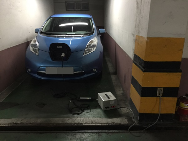 한 아파트 주차장에서 전기차가 공용 전기를 이용해 충전하고 있는 모습. [온라인 커뮤니티 캡처]