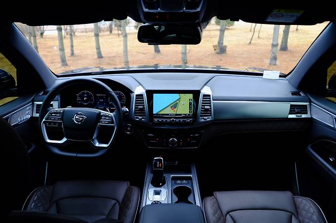 전작과 비교하면 실내는 더 정갈하고 세련됐다. 디컷을 적용한 운전대의 조향감도 훌륭하다. 덩치에 비해 크기가 작은 버튼이 옥에 티랄까. 하지만 조작엔 전혀 문제가 없다. [정찬수 기자]