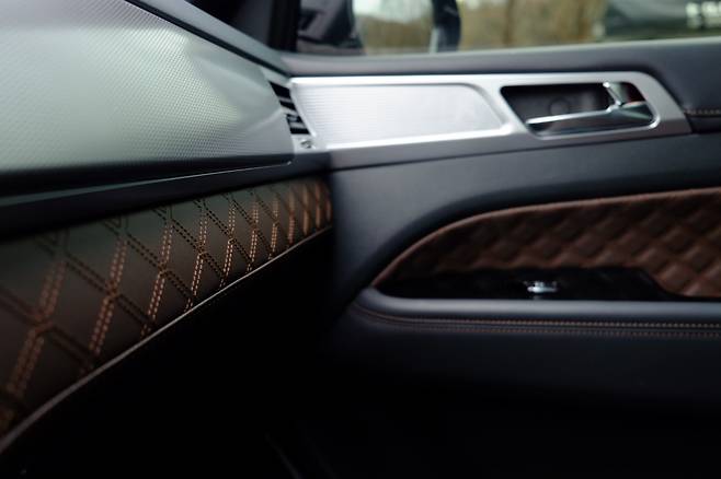 가죽과 플라스틱, 고무가 적절히 사용된 실내는 만족스럽다. 나파 가죽의 시트와 퀼팅 패턴의 완성도도 좋다. [정찬수 기자]