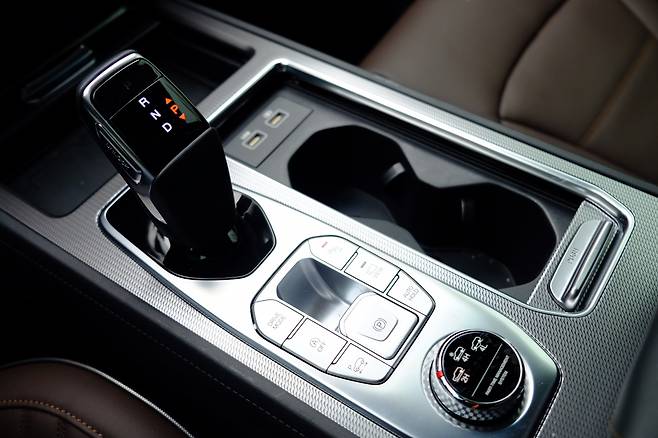 전자식 기어봉은 편하다. 다만 R과 D로 전환하는 과정에서 눈으로 확인해야 하는 일이 잦았다. 다른 차들과 달리 한번에 넘어가지 않고 N을 거치기 떄문이다. 적응엔 시간이 걸린다는 얘기다. [정찬수 기자]