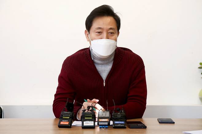 서울시장 보궐선거 국민의힘 오세훈 예비후보가 2일 서울 종로구 국제아동청소년연극협회 한국본부에서 공연연극계 인사들과 간담회를 하고 있다. [국회사진기자단]