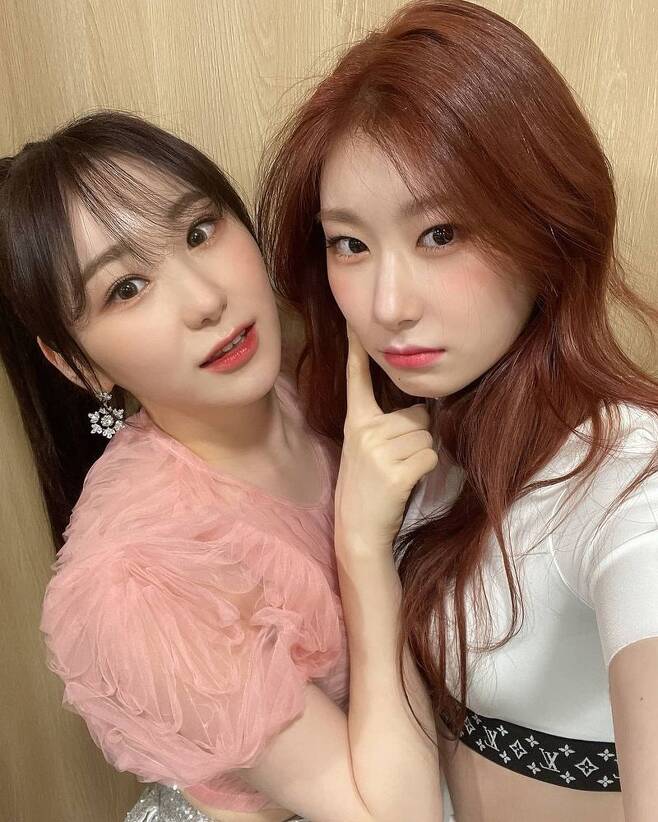 Group Eyes One Chae Yeon has released a selfie with his brother ITZY Chaeryeong.On February 2, Aizwon official Instagram posted a photo with an article entitled Thank you for the warm article # Chae Yeon # Aizone.Chae Yeon in the public photo is taking a selfie with Chaeryeong in close contact with each other.Especially, the lovely Chae Yeon and Chaeryeong were attracted to the appearance.