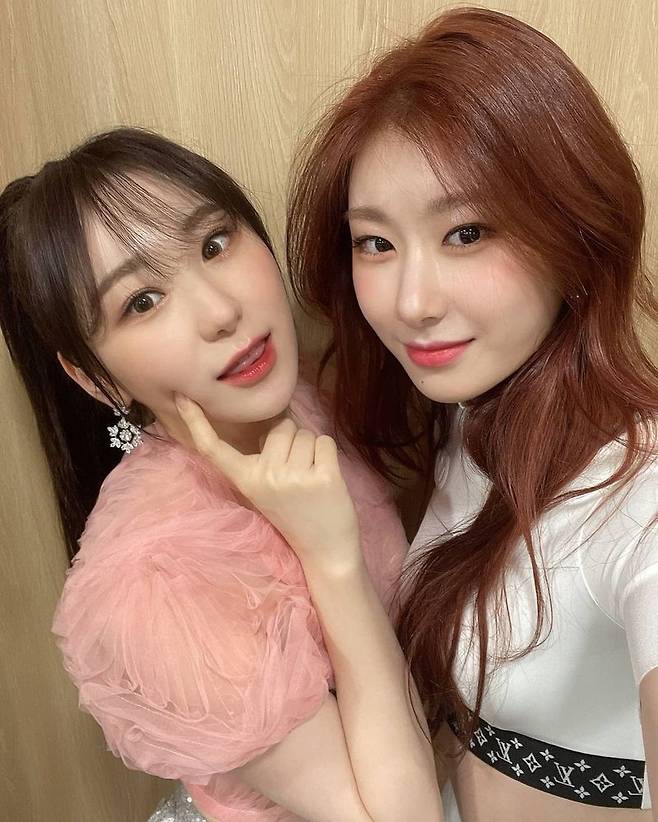 Group Eyes One Chae Yeon has released a selfie with his brother ITZY Chaeryeong.On February 2, Aizwon official Instagram posted a photo with an article entitled Thank you for the warm article # Chae Yeon # Aizone.Chae Yeon in the public photo is taking a selfie with Chaeryeong in close contact with each other.Especially, the lovely Chae Yeon and Chaeryeong were attracted to the appearance.