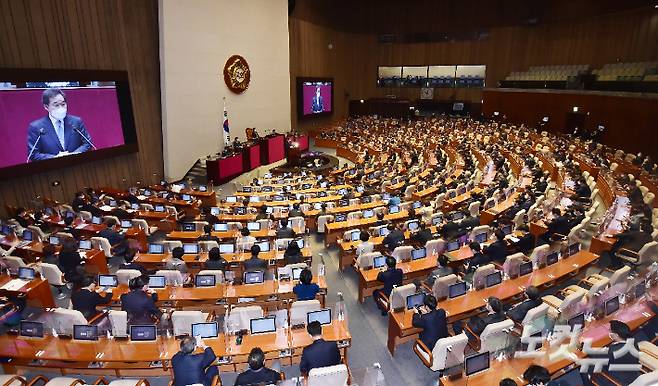 이낙연 더불어민주당 대표가 2일 오전 국회 본회의장에서 열린 제384회 국회(임시회) 제2차 본회의에서 교섭단체 대표연설을 하고 있다. 윤창원 기자