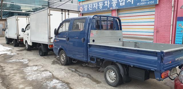 지난달 31일 서울 강서구 가양동 중고자동차 매매단지에 중고 매물로 나온 1t 화물차량들이 전시돼 있다.이주원 기자 starjuwon@seoul.co.kr