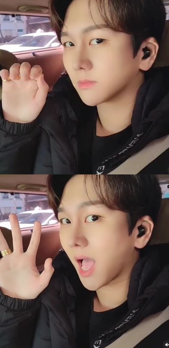Singer Kim Soo Chan shared this routine.Kim Soo Chan said on his Instagram on the 2nd, I am on the way to the end of the interview.Today, I will listen to a famous song live by the singer. Expect it. In the video, Kim Soo Chan is seen greeting fans before going to the radio schedule.The netizens who watched the video responded such as Prince Fighting today, Expecting the Trot Theater and I am busy all year.