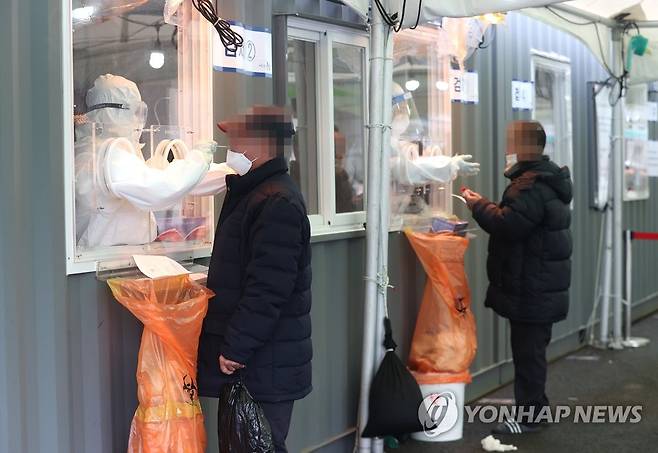 검체 채취하는 의료진 [연합뉴스 자료사진]