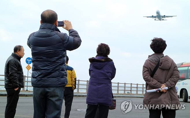 제주공항 소음 확인하는 수산1리 주민들 [연합뉴스 자료 사진]