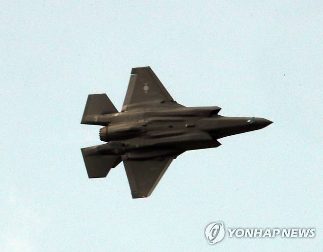 축하비행하는 F-35A (청주=연합뉴스) 한상균 기자 = 4일 청주 공군사관학교에서 F-35A기가 임관식 축하비행을 하고 있다. 2020.3.4 xyz@yna.co.kr