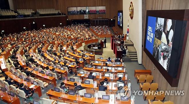 이낙연, 교섭단체 대표연설 (서울=연합뉴스) 진성철 기자 = 더불어민주당 이낙연 대표가 2일 국회 본회의에서 교섭단체 대표연설을 하고 있다.  2021.2.2 zjin@yna.co.kr