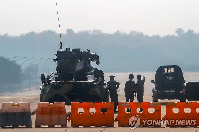 미얀마 국회의사당으로 가는 길을 막아선 군병력 [AP=연합뉴스]