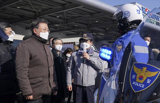 문재인 대통령이 3일 오전 인천국제공항 대한항공 화물터미널에서 열린 코로나19 백신 수송 모의훈련에서 백신 수송트럭 출발에 앞서 관계자들을 격려하고 있다.(사진=연합뉴스)