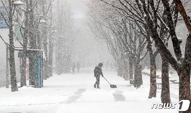 서울 세종로 일대에서 시민들이 제설작업을 하고 있다. © News1 구윤성 기자