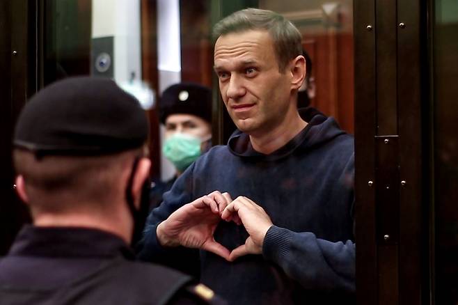 2일(현지 시각) 러시아 모스크바 법정에서 손으로 하트 모양을 만들어 보이는 알렉세이 나발니 /AFP 연합뉴스