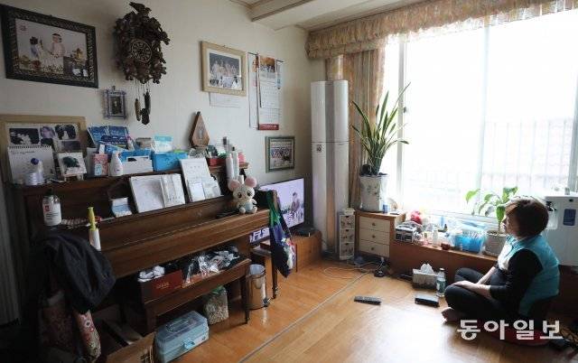서울 도봉구 자택 거실에서 앉아 생활하는 경란 씨의 모습. 
송은석 기자 silverstone@donga.com