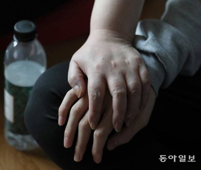 중학생 아들을 다독이는 경란 씨의 손. 경란 씨는 아이들의 곁에 있을 때면 살고 싶은 생각이 간절해진다. 송은석 기자 silverstone@donga.com