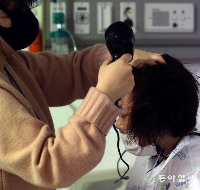 경란 씨는 한 달에 한 번씩 집 근처 대학 병원에 입원해 치료를 받는다(위쪽 사진). 살뜰한 딸은 머리를 말리는 것조차 스스로 하기 힘든 엄마를 말없이 돕는다. 송은석 기자 silverstone@donga.com