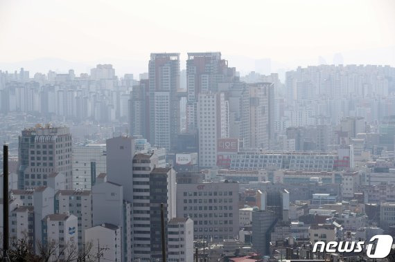 서울 종로구 창신동 낙산마을에서 바라본 서울 아파트 단지 모습.