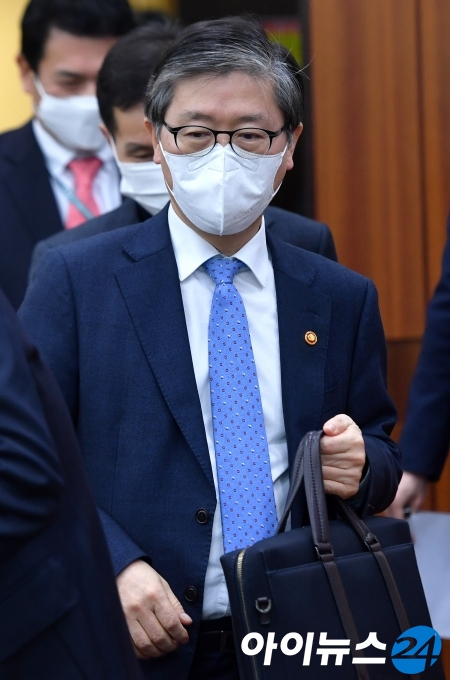 변창흠 국토교통부 장관이 3일 오후 서울 여의도 국회에서 열린 국토교통위원회 전체회의에 출석하고 있다.