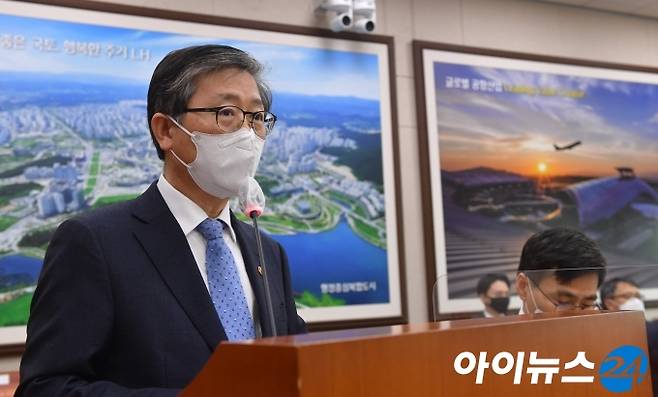 변창흠 국토교통부 장관이 3일 오후 서울 여의도 국회에서 열린 국토교통위원회 전체회의에서 인사말을 하고 있다.