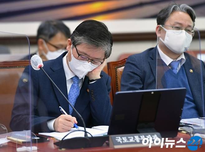 변창흠 국토교통부 장관이 3일 오후 서울 여의도 국회에서 열린 국토교통위원회 전체회의에서 자료를 보고 있다.