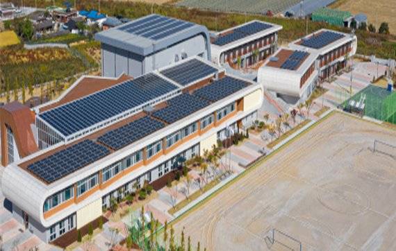 충남 청양군의 정산중학교는 최초의 제로에너지 인증학교다. 교육부 제공