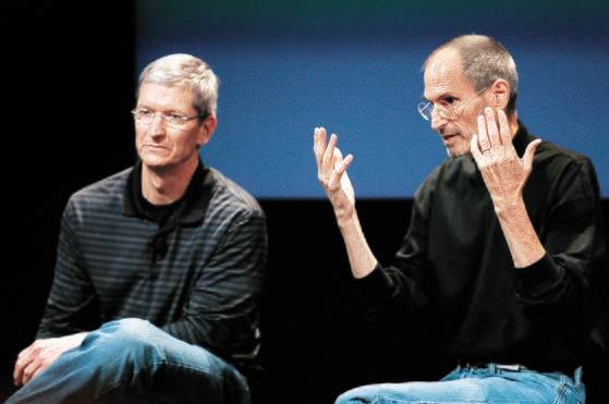 스티브 잡스와 팀 쿡(왼쪽). 로이터=연합뉴스