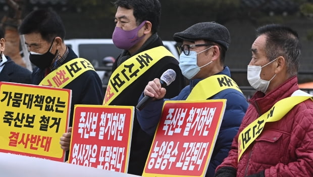 4대강국민연합은 지난달 22일 청와대 앞 분수대 인근에서 금강 세종보와 영산강 죽산보를 해체하기로 한 결정에 대해 규탄 기자회견을 열었다. /김범준 기자 bjk07@hankyung.com