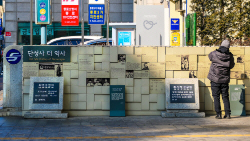 ‘좌포도청 터’와 ‘최시형 순교 터’엔 1544년 포도청 설치부터 1898년 최시형 순교에 이어 단성사 역사를 담은 기념물이 들어섰다.