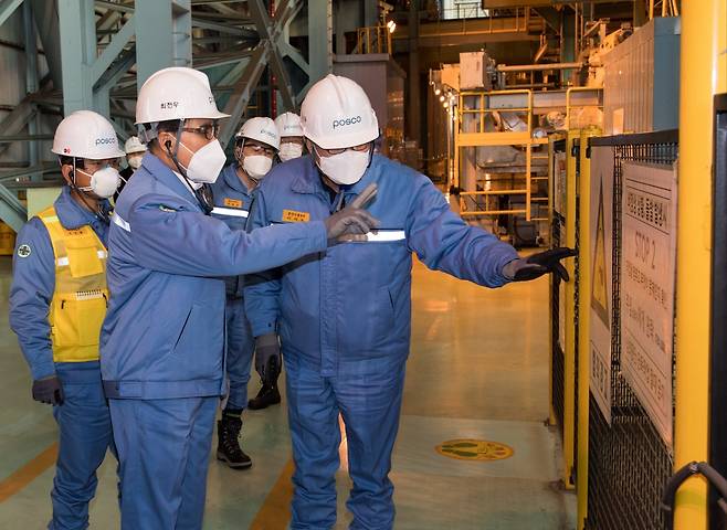 Posco CEO Choi Jeong-woo visits one of the steelmaker’s plants in January. (Posco)