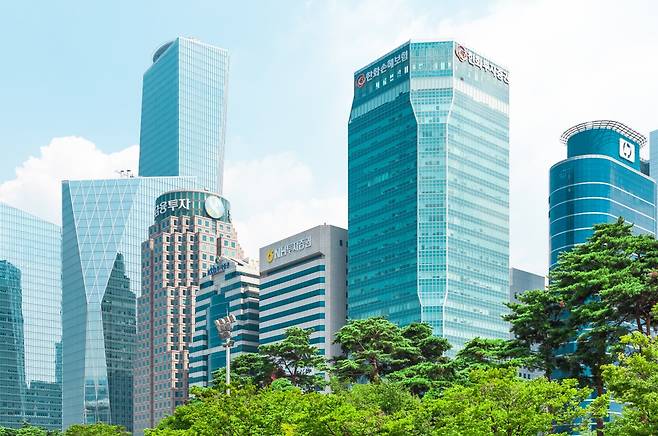 The exterior of Hanwha Investment & Securities’ headquarters (second from right) located in Yeouido, western Seoul (Hanwha Investment & Securities)